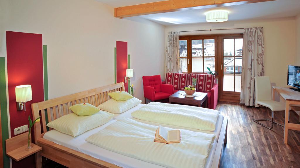 Dachstein West Hotel Gmbh-Kirchenwirt Russbach Русбах-ам-Пас-Гшютт Экстерьер фото